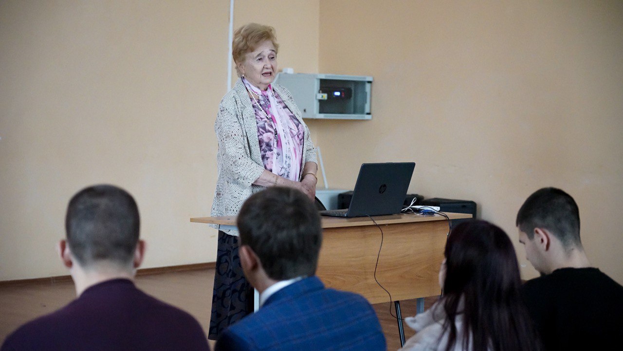 Изображение новости: В Державинском прошла встреча студентов с первым заместителем Председателя Общества российско-китайской дружбы Галиной Вениаминовной Куликовой
